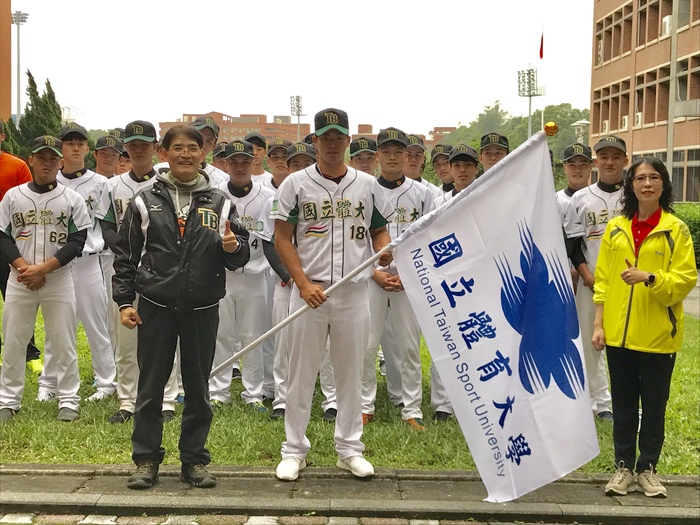 棒球隊劉軒荅代表接旗