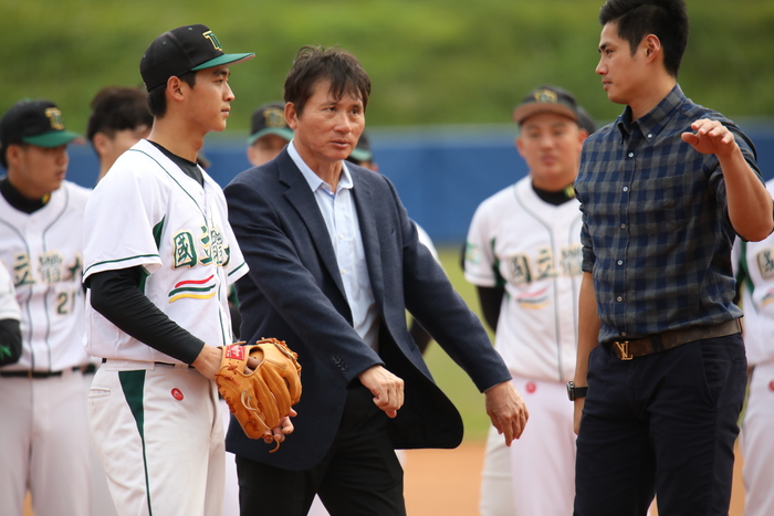 棒球隊總教練龔榮堂與棒選手共同聆聽陳偉殷分享場上投球技巧