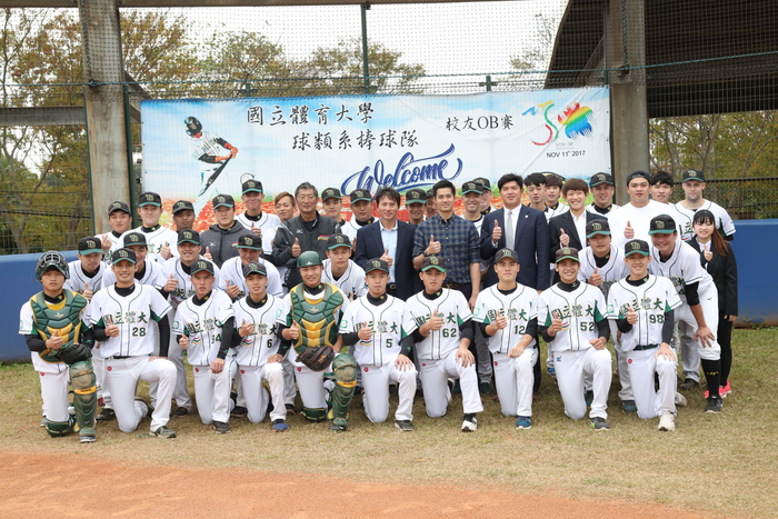 陳偉殷與本校棒球隊全體隊職員合影