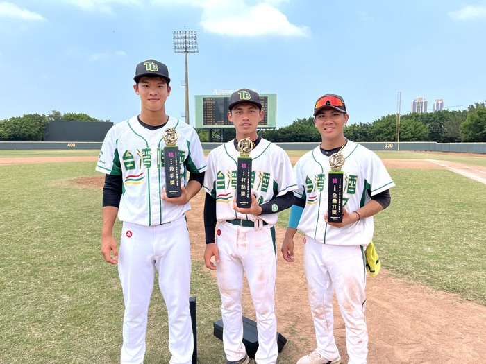 投手獎:吳祉恩(右) 打點獎:宋翊偉 (中)全壘打獎:張浩襸(右)圖片