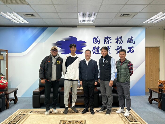 沙子宸父親(左一) 沙子宸(左一) 邱炳坤校長(中)龔榮堂教練(右二)陳志榮主任(右一)