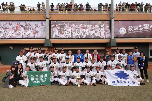 本校師長與棒球隊選手合影照