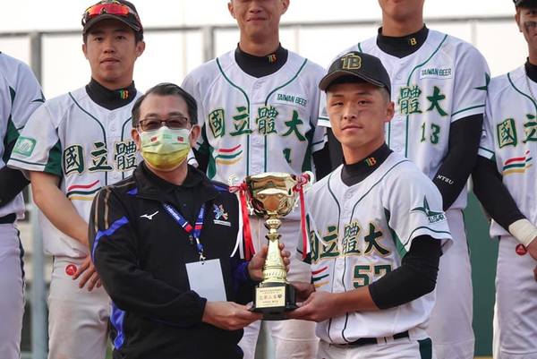 由棒球對吳家洋同學接獲亞軍獎盃