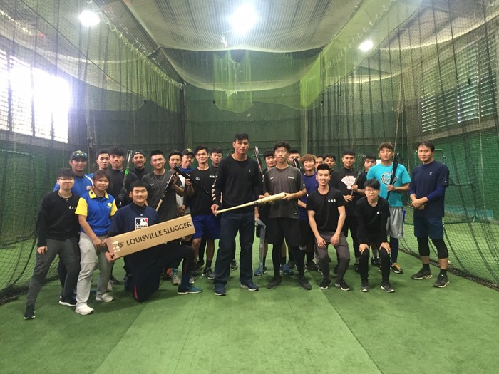 王詩謥贈棒球隊訓練用球棒合影圖